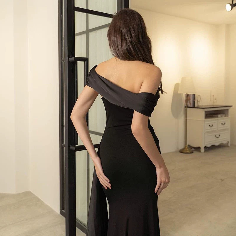 Wcoumq | One-Shoulder Black Maxi Dress with Slim-Fit and Elegant Streamer Design